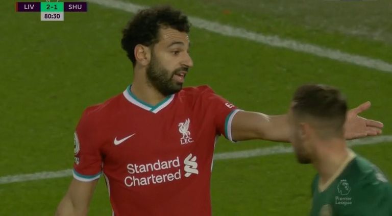 صلاح وهو يشرح لزميله ماني قرار التسديد محمد صلاح وساديو ماني