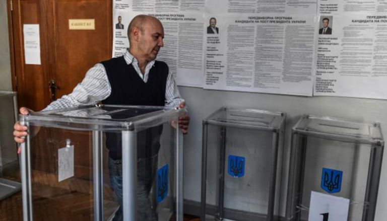 تجهيز إحدى لجان التصويت بانتخابات سابقة في أوكرانيا - أ.ف.ب