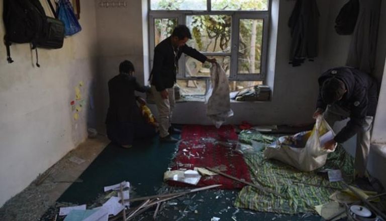 آثار التفجير الانتحاري خارج المركز التعليمي بكابول