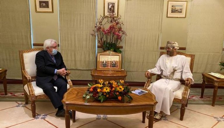 جانب من لقاء جريفيث مع وزير الخارجية العماني