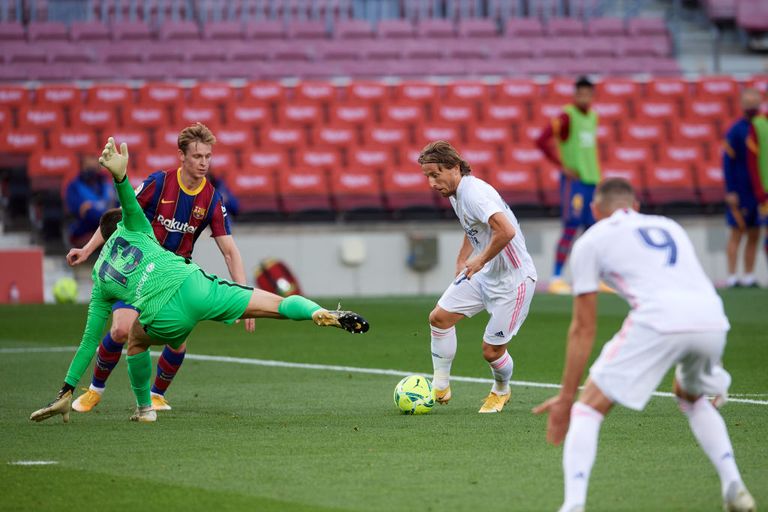 مودريتش نجم ريال مدريد سجل هدفا رائعا في الكلاسيكو أمام برشلونة