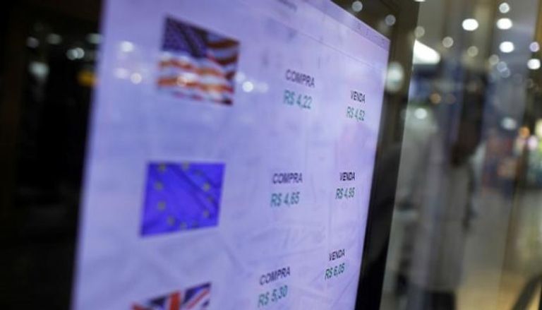  لوحة إلكترونية تعرض أسعار العملات في البرازيل - رويترز