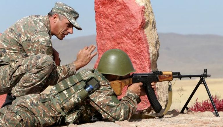 جندي احتياطي أرميني يستمع للتعليمات أثناء خضوعه للتدريب 