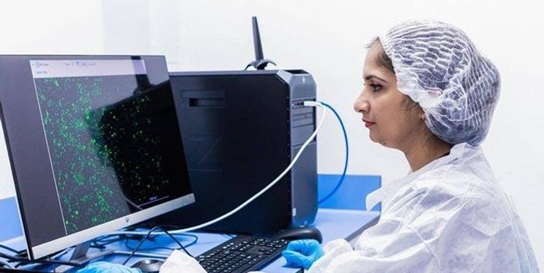 الدكتورة فريدة الحوسني، المتحدث الرسمي عن القطاع الصحي في الإمارات الإمارات تواجه