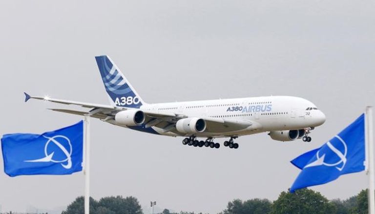 طائرة إيرباص A380 تحلق فوق أعلام بوينج في مطار لو بورجيه بالقرب من باريس