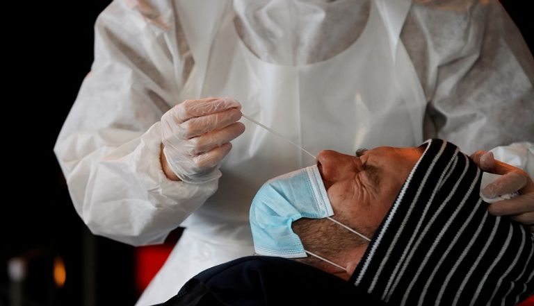 شخص يخضع لاختبار فيروس كورونا