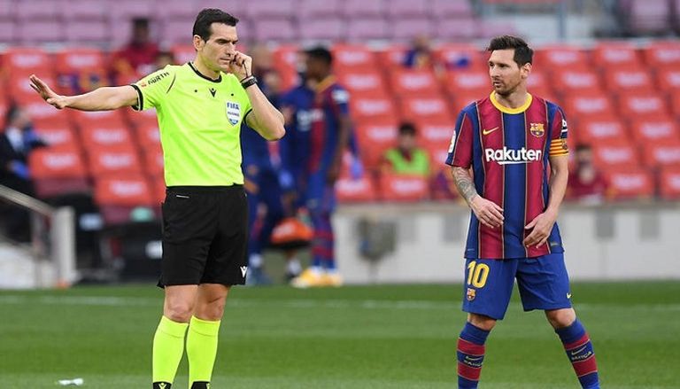 حكم كلاسيكو برشلونة وريال مدريد