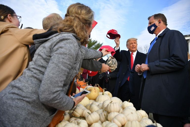 ترامب يوقع ثمار اليقطين لأنصاره بولاية مين