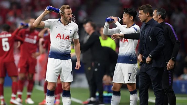 بوكيتينو مدرب توتنهام السابق مع كين وسون هاري كين وهيونج سون مين نجما توتنهام