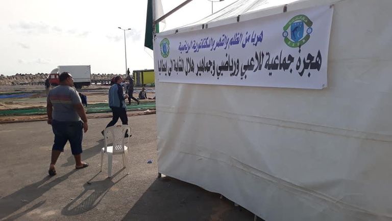 جماهير فرقة رياضية تهدد بهجرة جماعية في تونس