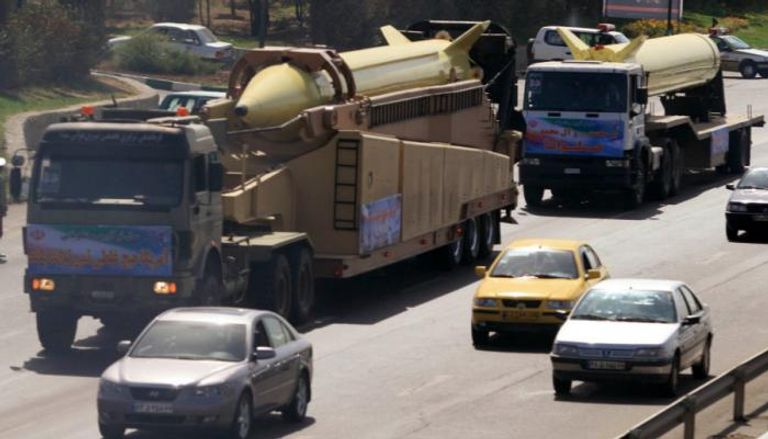 شاحنات عسكرية إيرانية تنقل صواريخ بعد عرض عسكري