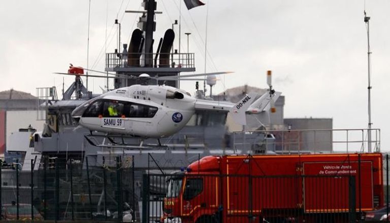 طائرة هليكوبتر تهبط بالقرب من سفينة إنقاذ خلال عملية بحث بعد انقلاب القارب