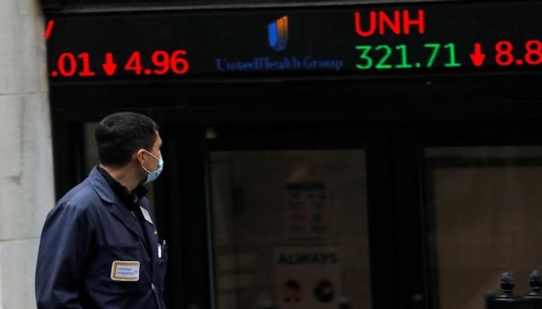 متداول يمر عبر عرض أسعار الأسهم الرقمية خارج بورصة نيويورك