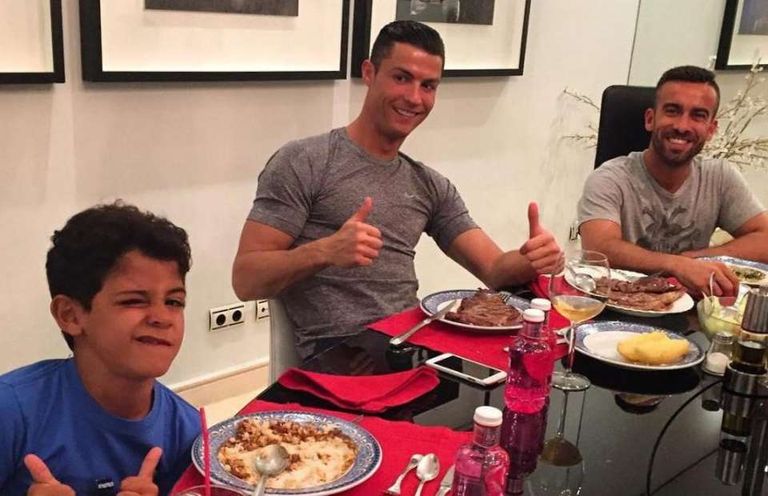 رونالدو يتناول الطعام