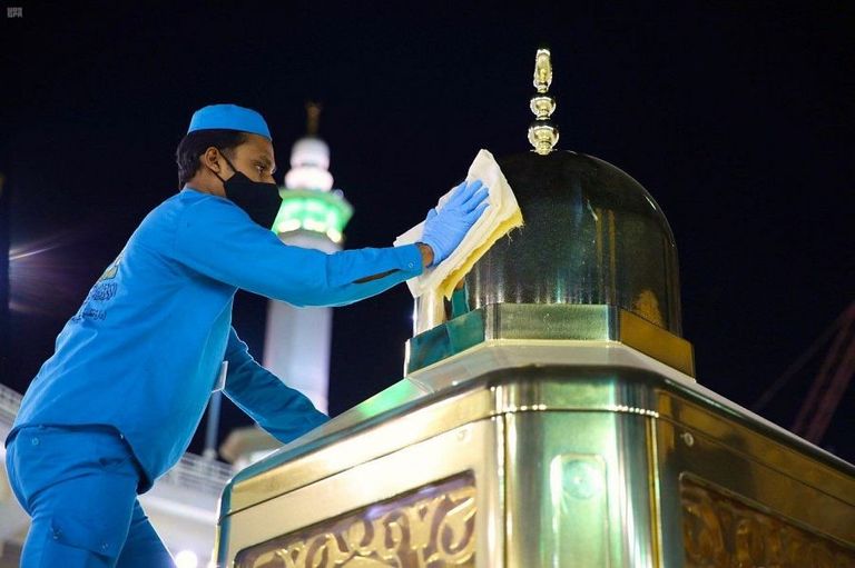 تطهير وتلميع مقام إبراهيم بالمسجد الحرام