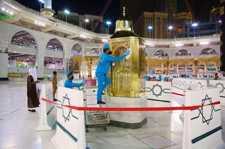 تطهير وتلميع مقام إبراهيم بالمسجد الحرام