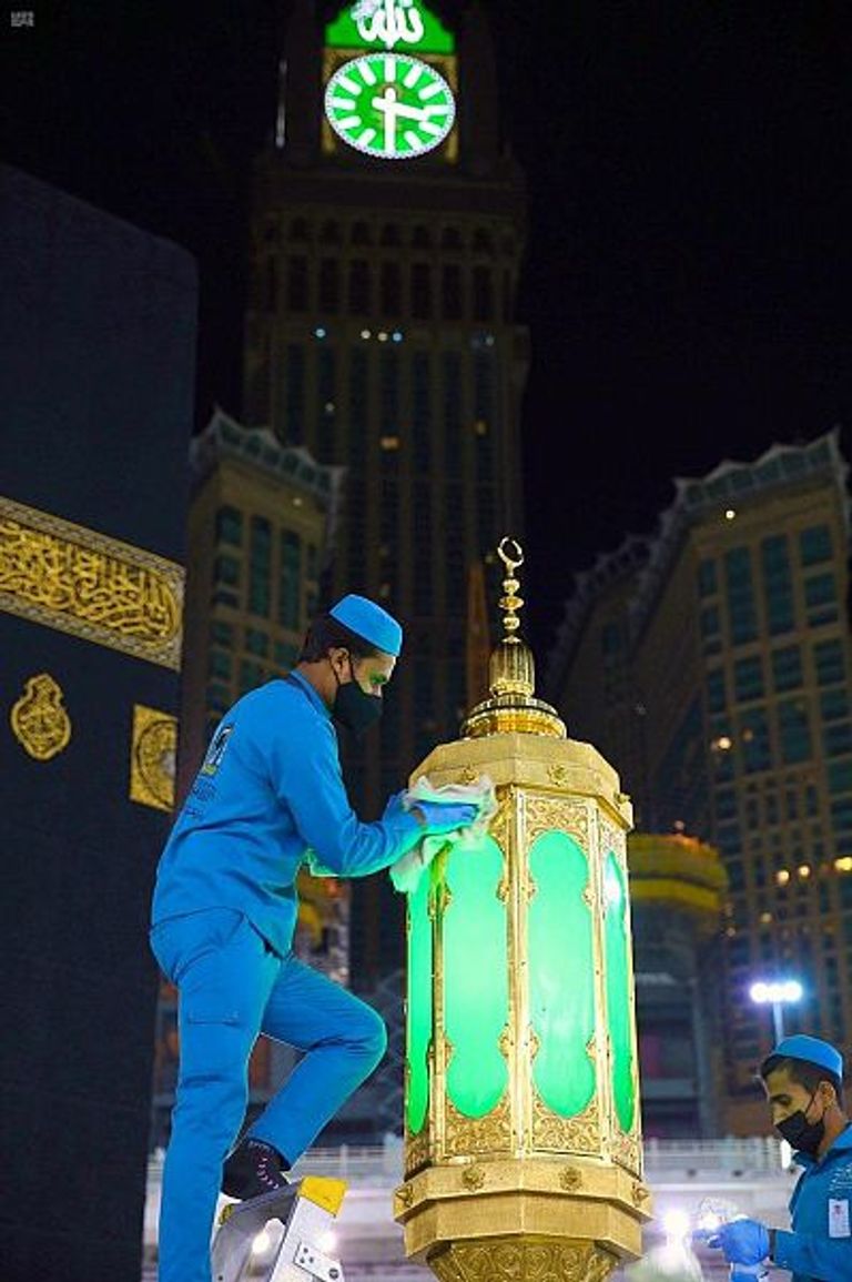 تطهير وتلميع مقام إبراهيم بالمسجد الحرام