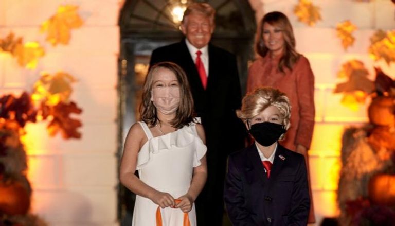 ترامب وميلانيا مع طفلين يرتديان زي الرئيس والسيدة الأولى