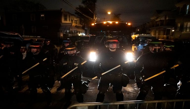 قوات الأمن في فيلادلفيا تسعد لمواجهة أعمال الشغب التي أندلعت إثر مقتل أمريكي من أصول أفريقية