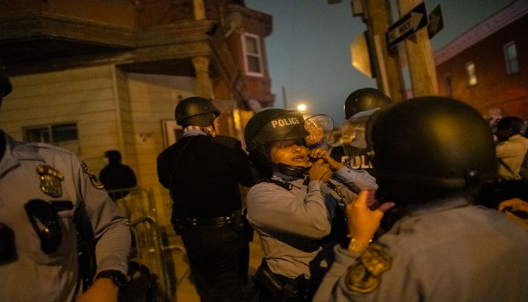 قوات الأمن في فيلادلفيا تسعد لمواجهة أعمال الشغب التي أندلعت إثر مقتل أمريكي من أصول أفريقية