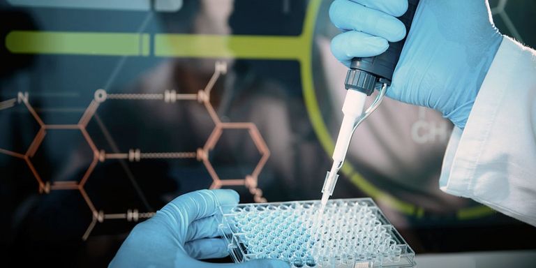 مرض كانديدا أوريس  أشخاص يرتدون بدلات واقية من الأمراض المعدية