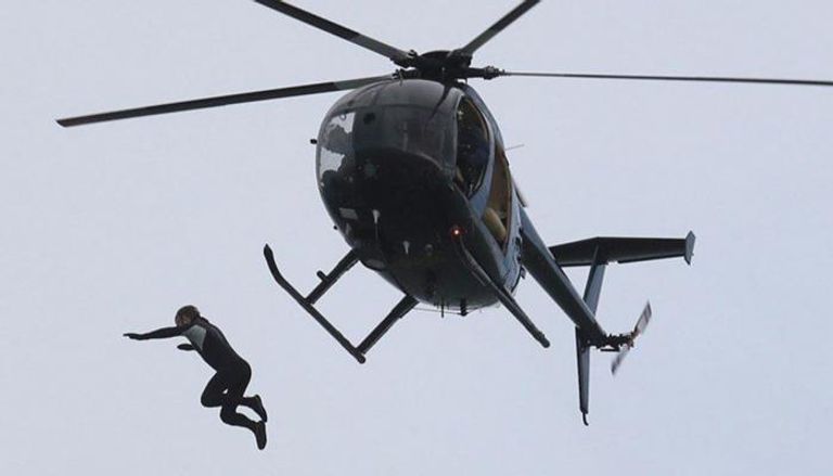بريطاني يقفز من الهليكوبتر دون مظلّة