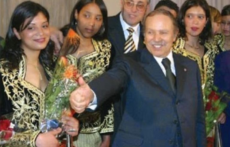 الرئيس الجزائري السابق عبد العزيز بوتفليقة مع فتيات في عيد المرأة