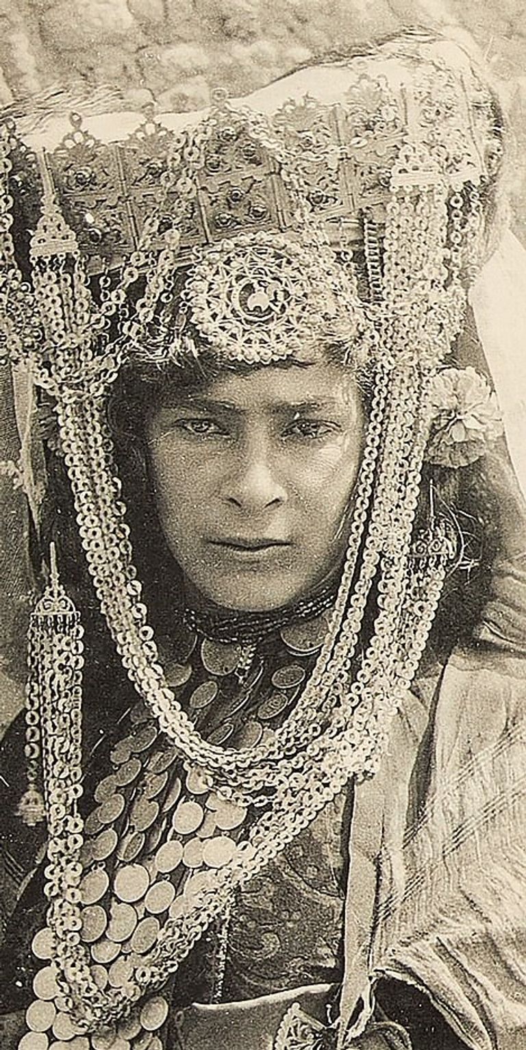 سيدة ترتدي زيا تقليديا مغاربيا  عائلة بوين تجلس مع السكان المحليين