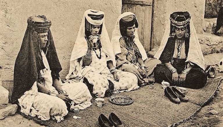 سيدات يتناولن الشاي عائلة بوين تجلس مع السكان المحليين