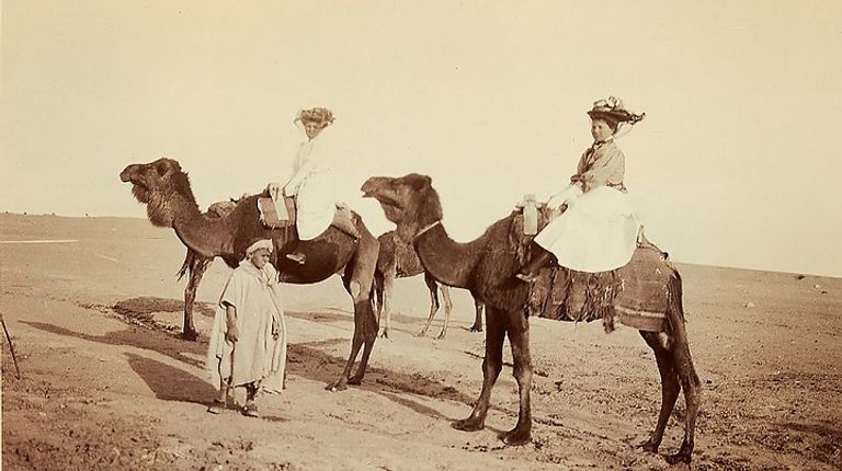 اثنتان من عائلة بوين تمتطيان الجمال عائلة بوين تجلس مع السكان المحليين