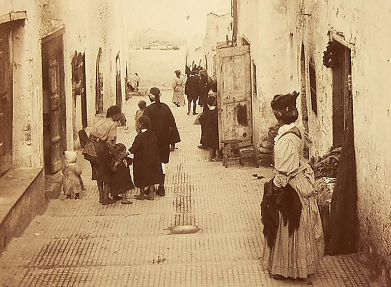 أحد شوارع المغرب عام 1908 عائلة بوين تجلس مع السكان المحليين