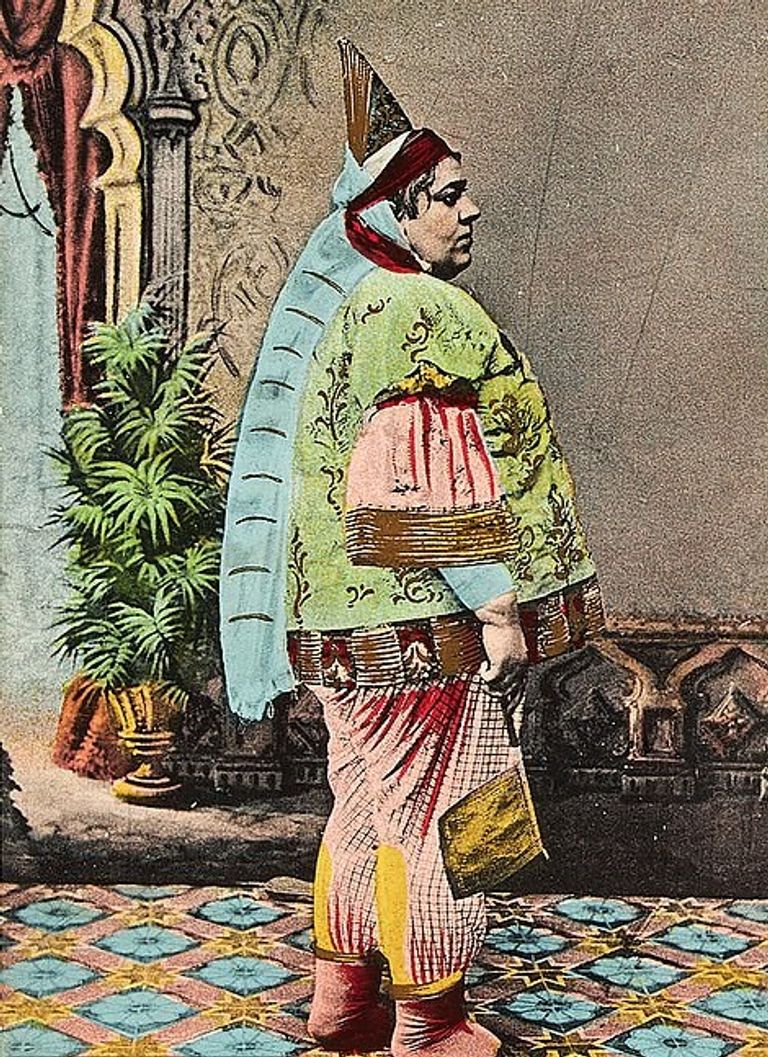 سيدة ترتدي ملابس تقليدية عائلة بوين تجلس مع السكان المحليين