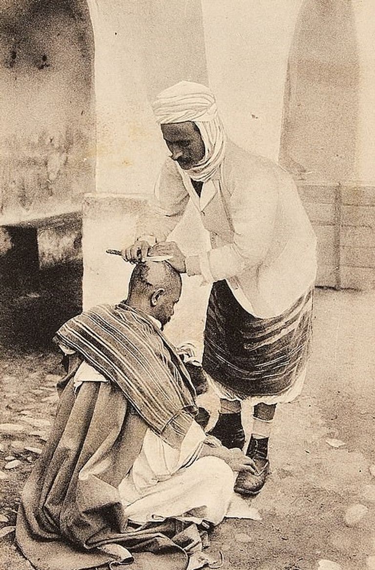 عائلة بوين تجلس مع السكان المحليين