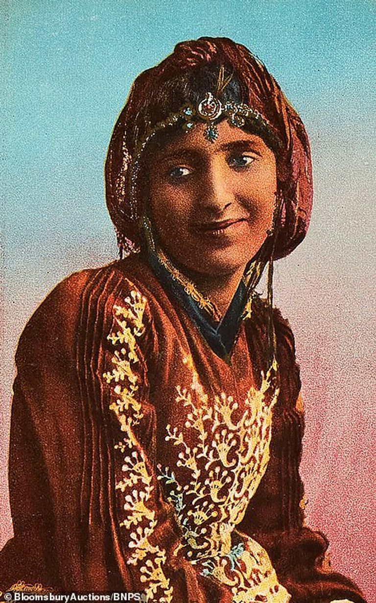 عائلة بوين تجلس مع السكان المحليين