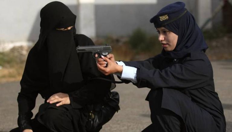 يمنية تتدرب على إطلاق النار