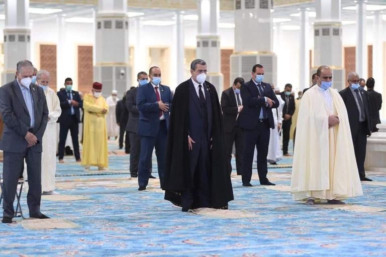 رئيس الوزراء الجزائري يدشن قاعة صلاة مسجد الجزائر الأعظم رفع لافتة كبيرة نصرة للرسول الكريم في ذكرى مولده بالجزائر