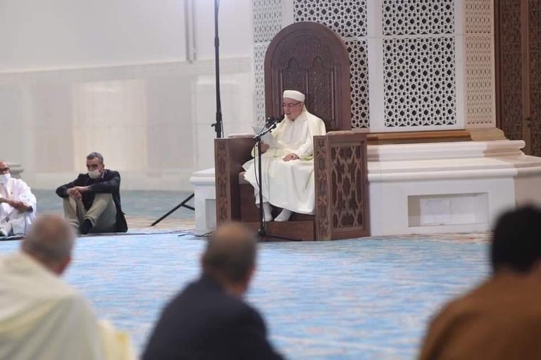 رئيس الوزراء الجزائري يدشن قاعة صلاة مسجد الجزائر الأعظم رفع لافتة كبيرة نصرة للرسول الكريم في ذكرى مولده بالجزائر