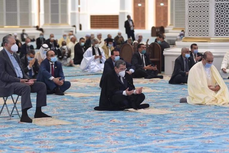 رئيس الوزراء الجزائري يدشن قاعة صلاة مسجد الجزائر الأعظم رفع لافتة كبيرة نصرة للرسول الكريم في ذكرى مولده بالجزائر