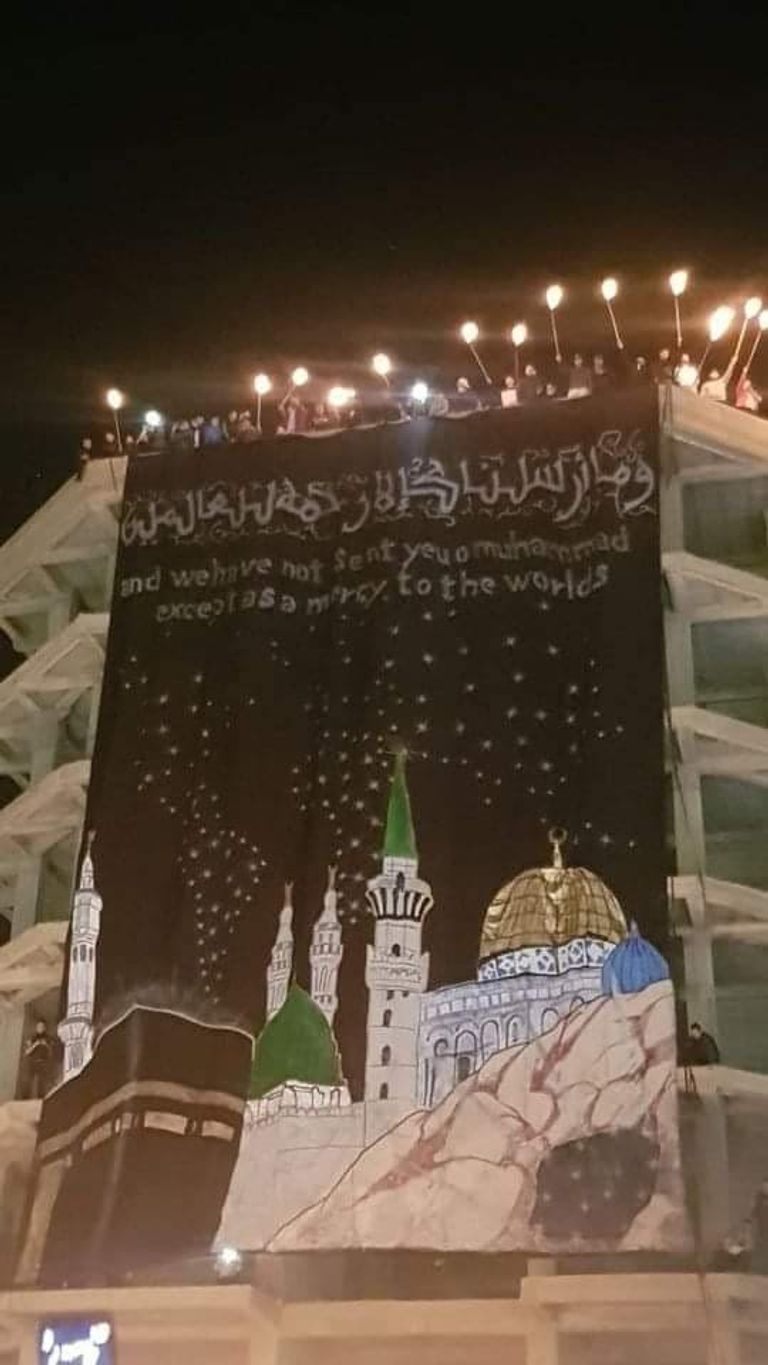 تيفو ضخم نصرة للرسول الكريم في ذكرى مولده بالجزائر رفع لافتة كبيرة نصرة للرسول الكريم في ذكرى مولده بالجزائر