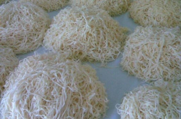 رقائق طبق الرشتة التقليدي الجزائري رفع لافتة كبيرة نصرة للرسول الكريم في ذكرى مولده بالجزائر