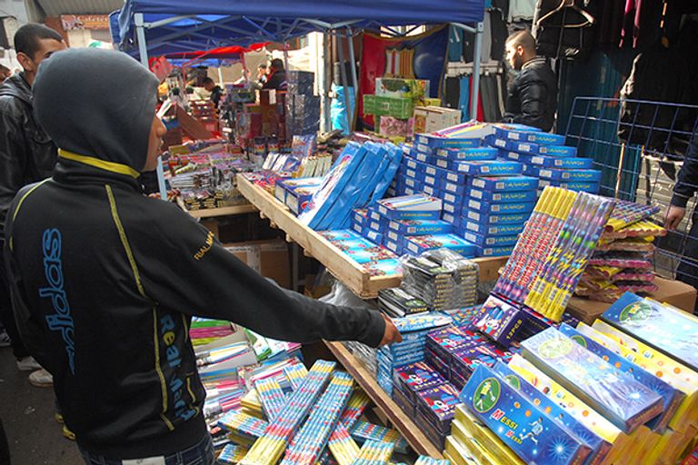 بيع المفرقعات والشموع للاحتفال بذكرى المولد النبوي في الجزائر رفع لافتة كبيرة نصرة للرسول الكريم في ذكرى مولده بالجزائر