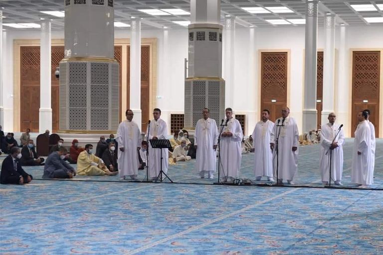 فرقة أناشيد دينية بمسجد الجزائر الأعظم رفع لافتة كبيرة نصرة للرسول الكريم في ذكرى مولده بالجزائر