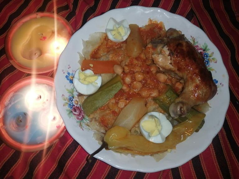 طبق الشخشوخة التقليدي في الجزائر رفع لافتة كبيرة نصرة للرسول الكريم في ذكرى مولده بالجزائر