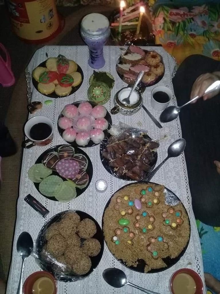 حلوى "الطمينة" الجزائرية رفع لافتة كبيرة نصرة للرسول الكريم في ذكرى مولده بالجزائر