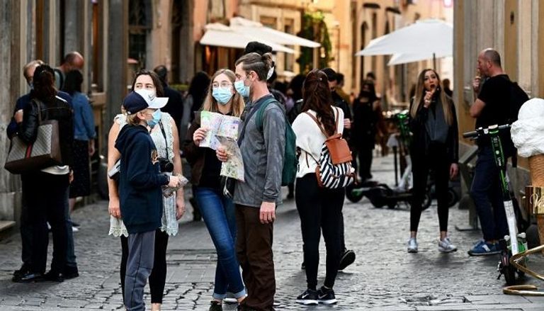 مواطنون إيطاليون وسياح يضعون كمامات في وسط العاصمة روما