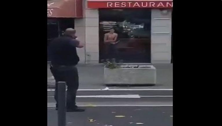 لحظة إطلاق الشرطة النار على الشخص وهو يلوح بسكين