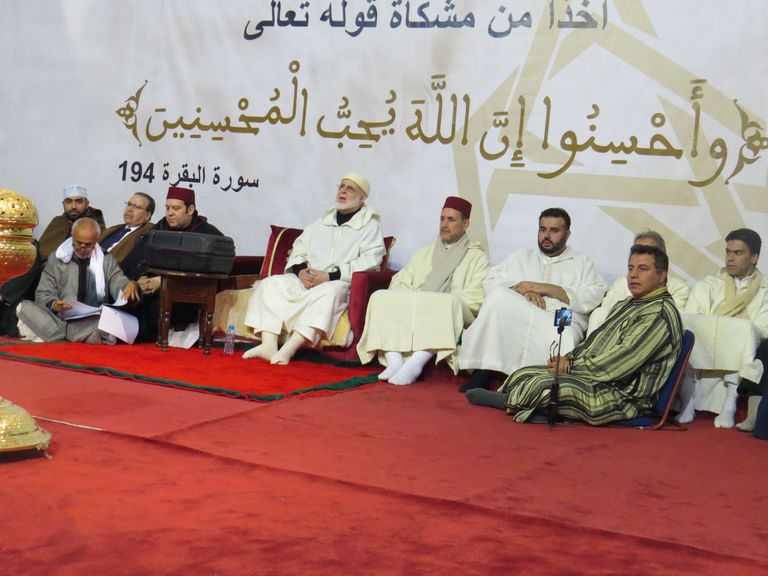 حلقات للذكر والمديح في أحد مساجد المغرب، في ذكرى الاحتفال بالمولد النبوي