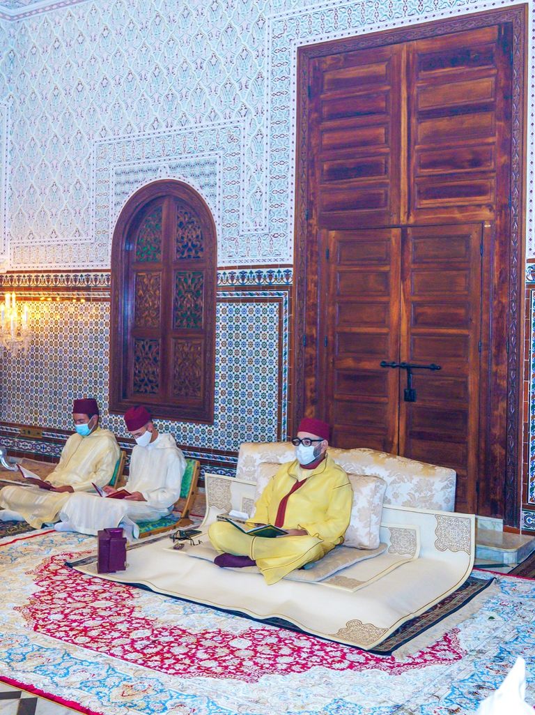 يترأس العاهل المغربي، الملك محمد السادس، رفقة ولي العهد مولاي الحسن، وشقيقه مولاي رشيد، حفلاً دينياً بمناسبة المولد النبوي