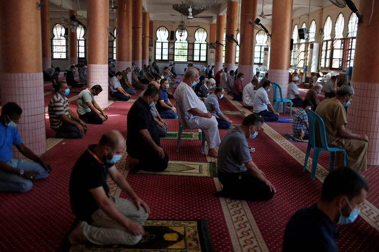 طالبتان ترتديان كمامتين وتحرصان على التباعد في غزة