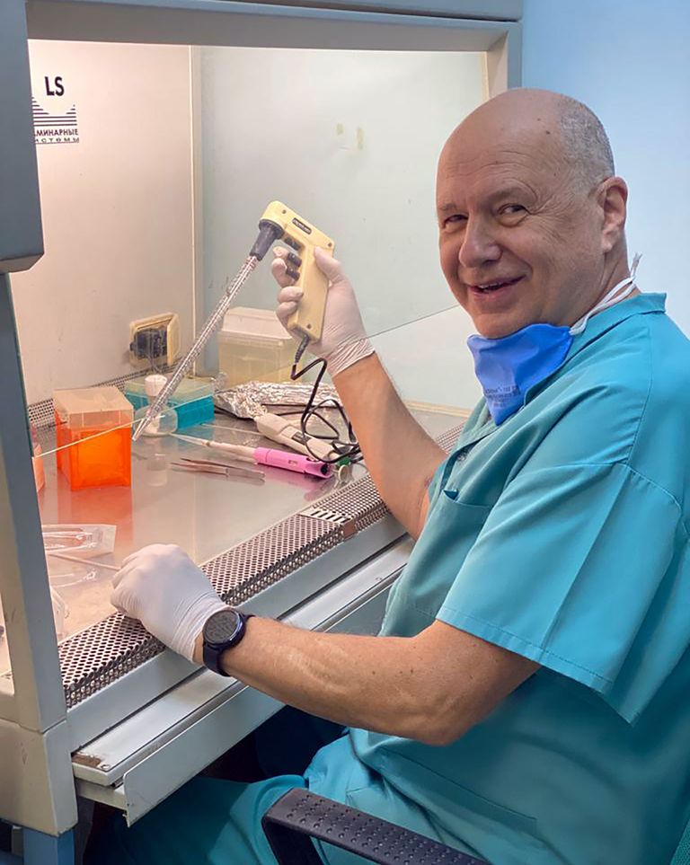 الدكتور ألكسندر تشيبورنوف، الذي أصاب نفسه بفيروس كورونا عالم يصيب نفسه مرتين بكورونا لدراسة الأجسام المضادة